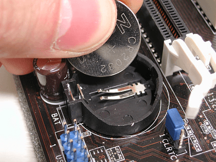 Tháo pin CMOS để reset thiết lập BIOS