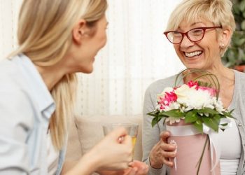 Gợi ý những món quà 8/3 tặng mẹ ý nghĩa nhất