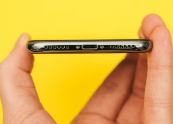 Hướng dẫn cách vệ sinh cổng sạc iPhone cực an toàn