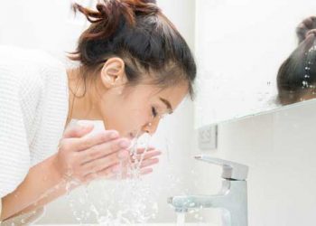 Có nên rửa mặt bằng dung dịch vệ sinh phụ nữ để trị mụn?