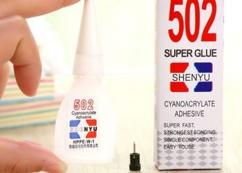 Cách xử lí keo 502 bắn vào mắt